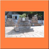 PadmanaabhaTheertharu, Right VaaginshTheertharu,left Shri Shrinivasa Teertharu_1.jpg