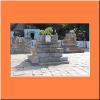 PadmanaabhaTheertharu, Right VaaginshTheertharu,left Shri Shrinivasa Teertharu.jpg